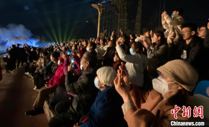 民眾觀看開幕式表演。　李明芮 攝